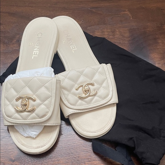 CHANEL Shoes - Chanel CC flats